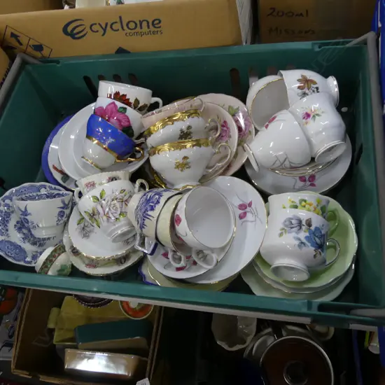 BOX LOT ASST. CUPS & SAUCERS / TRIOS 
