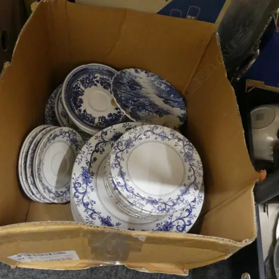 LARGE SELECTION OF BLUE & WHITE PLATES, BOWLS ETC