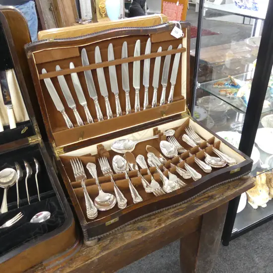 CANTEEN OF WALKER & HALL CUTLERY