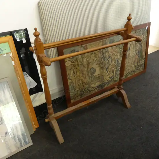 VINTAGE WOODEN TOWL RAIL