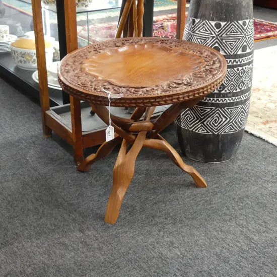 CARVED WOODEN SIDE TABLE w. FOLDING BASE 430mm dia