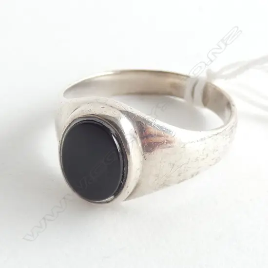 9ct WHITE GOLD AND ONYX BAND 5.33gm