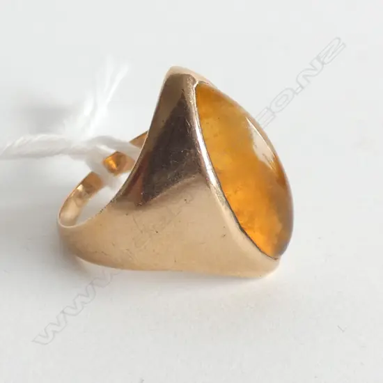 9CT GOLD AND AMBER RING