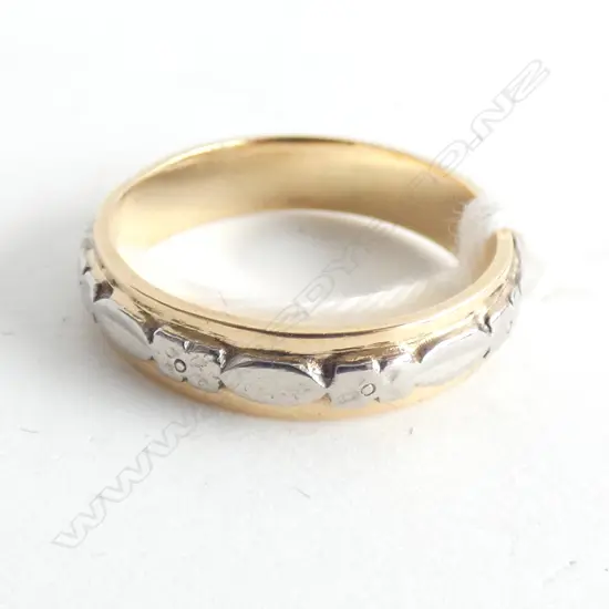 18CT WHITE/YELLOW GOLD BAND 3.74gm