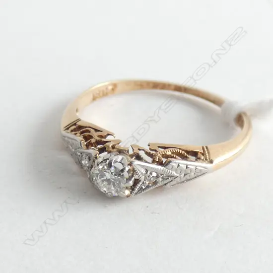 ESTATE 18CT GOLD AND DIAMOND SOLITAIRE RING (WORN NEEDS REPAIR)