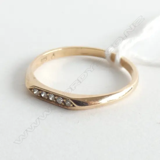 9CT GOLD AND DIAMOND BAND 1.61gm
