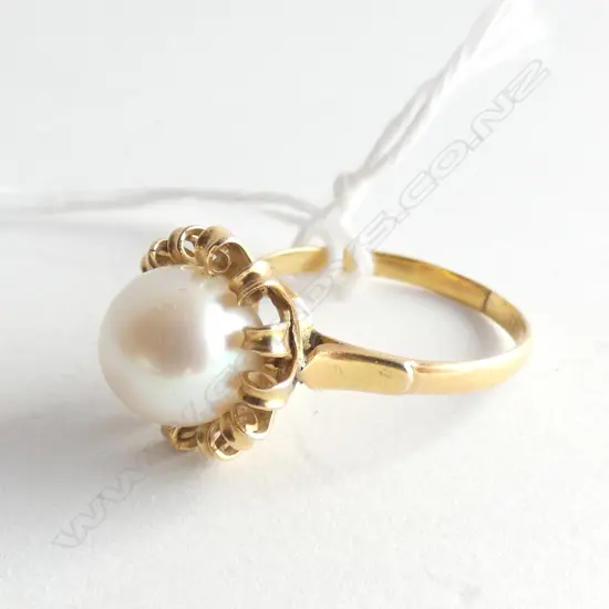 18 CT GOLD & CULTURED PEARL RING 3.2 GRAMS