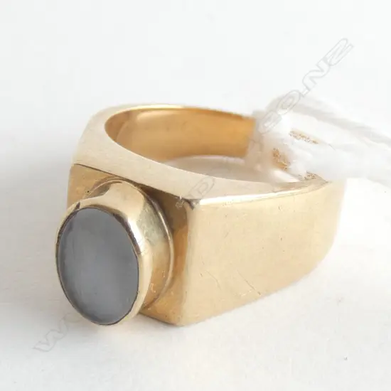 9CT GOLD AND OPAL RING 5.57gm