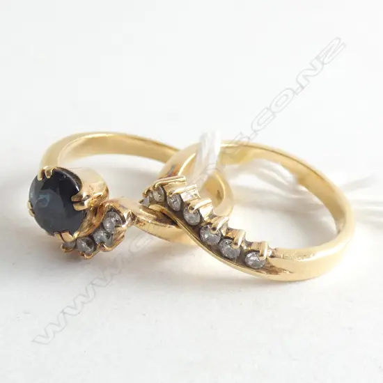 18CT GOLD DIAMOND AND SAPPHIRE RING SET