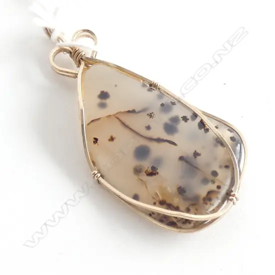 GOLD? AND AGATE FREE FORM PENDANT