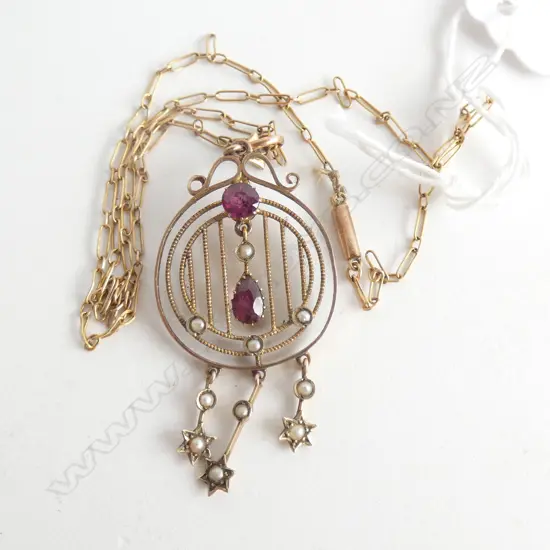(20105) EDW 9CT GARNET & SEEDPEARL PENDANT ON CHAIN