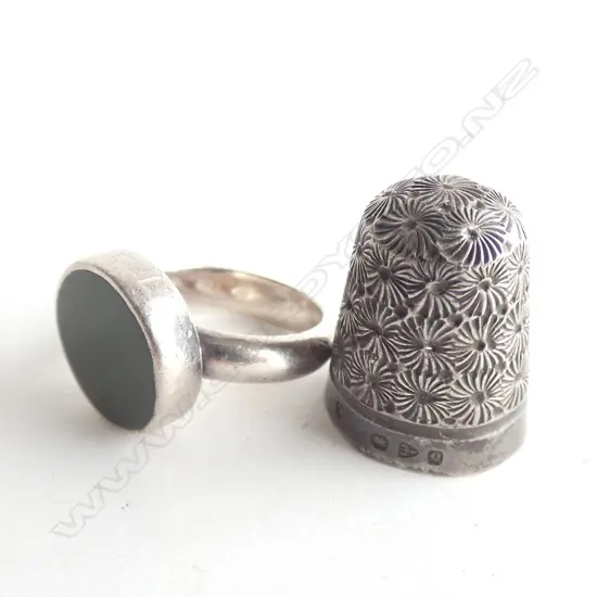 (20013)SILVER THIMBLE & SILVER & POUNAMU MODERNIST RING