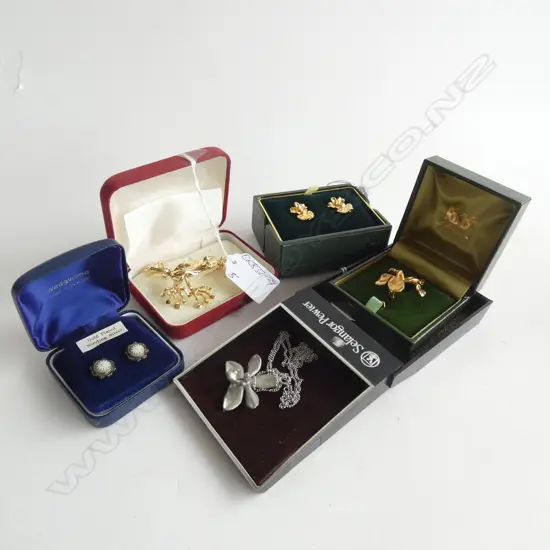 5 COSTUME JEWELLERY BOXED PCES. ORCHIDS + FROG ETC