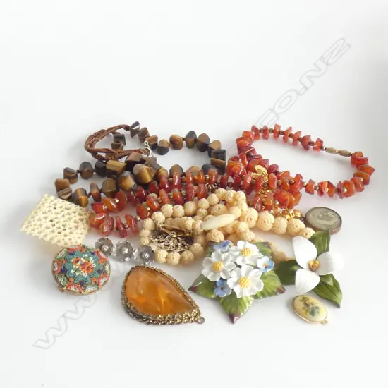 ASST. JEWELLERY; NECKLACES, BROOCHES ETC