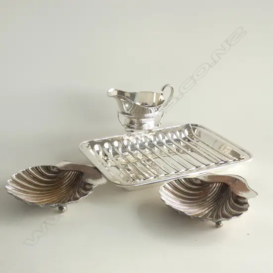 S/PLATE GRILLED SERVING DISH + JUG + 2 SCALLOP DISHES