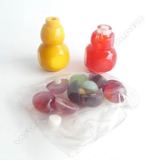 2 ORIENTAL GLASS SNUFF BOTTLES NO LIDS + ASST OTHER LIDS