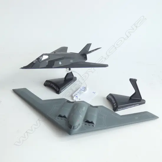 2 DIE CAST AIRCRAFT MODELS - STEALTH FIGHTER & B2 STEALTH BOMBER W.185mm