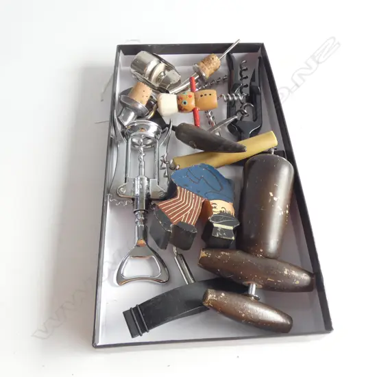 9 CORKSCREWS & 3 WINE POURERS