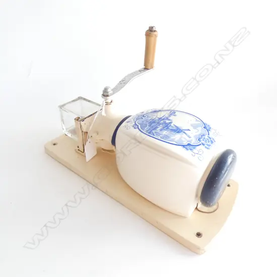 DE VE DELFT BLUE & WHITE COFFEE GRINDER 
