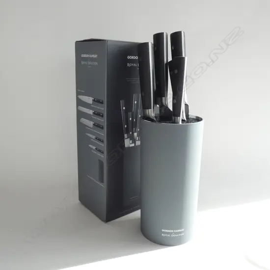 ROYAL DOULTON GORDON RAMSAY 5 KNIFE SET IN BLOCK