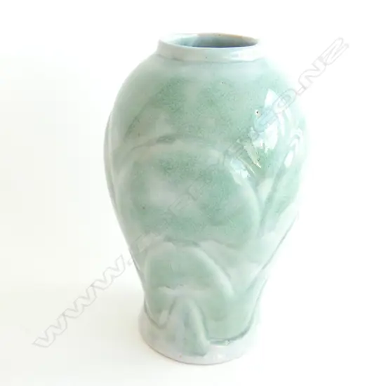 AMBRICO (EARLY CROWN LYNN) GREEN TRICKLE GLAZE VASE H.180mm