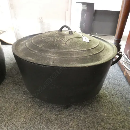 LARGE CAST IRON CAMP OVEN 420mm dia