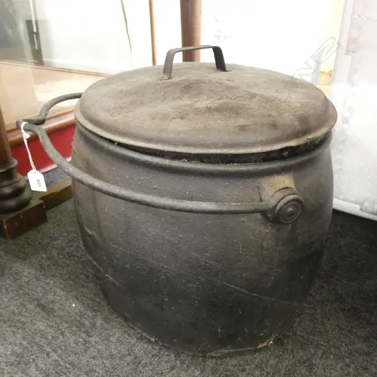 LARGE BLACK CAST IRON CAMP OVEN W.530mm