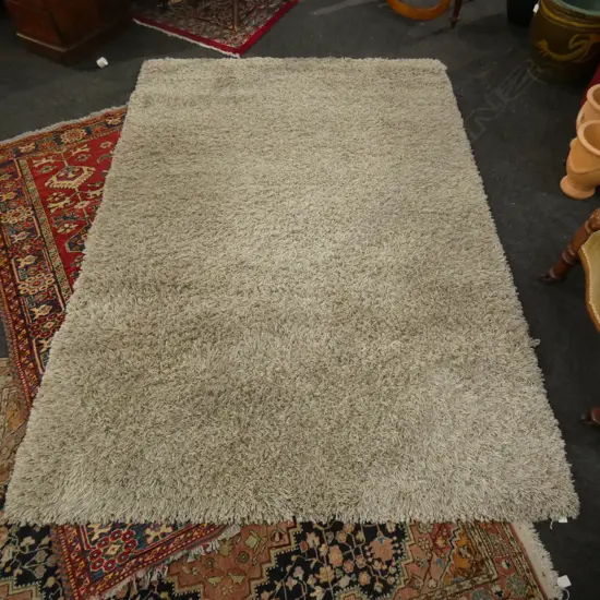LONG PILE CONTEMPARY RUG W 1630 MM