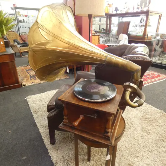 OLD GRAMAPHONE  (reproduction)