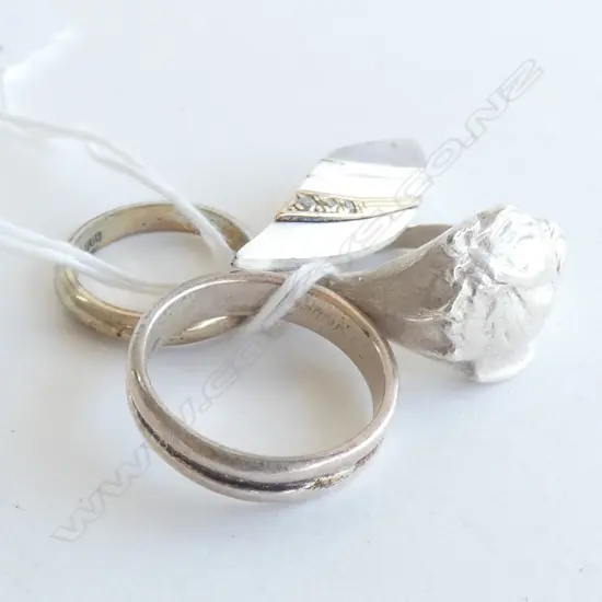 3 SILVER RINGS + BROOCH 