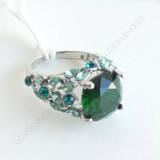 SILVER MULTI GEM SET CLUSTER RING LGE GREEN CENTRAL STONE