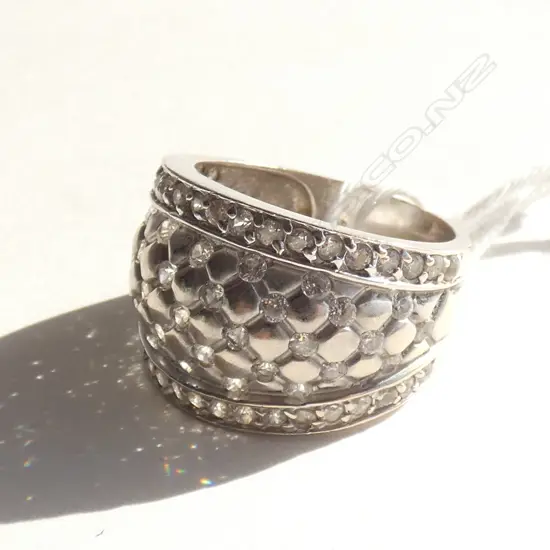 18CT WHITE GOLD & CZ DRESS RING 9.50gm