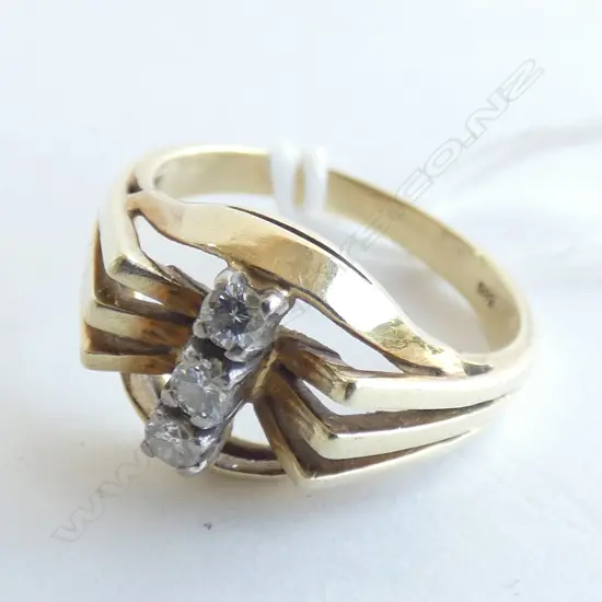14 CT YELLOW GOLD & 3 DIAMOND RING 4.8 GRAM