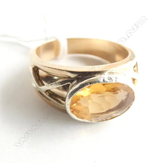 LGE HEAVY 9CT & CITRINE RING 9.49gms