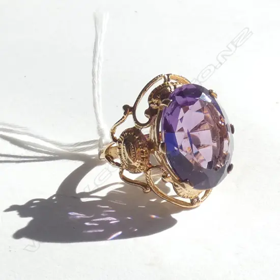 9CT GOLD AND AMETHYST DRESS RING