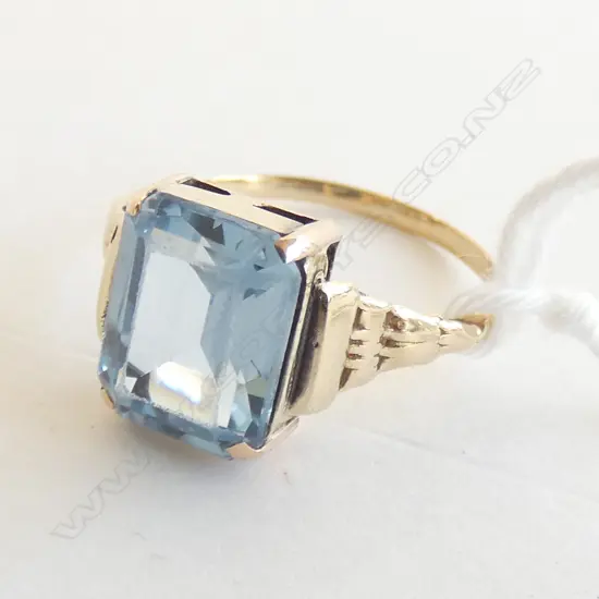 9CT GOLD SYNTHETIC BLUE STONE RING