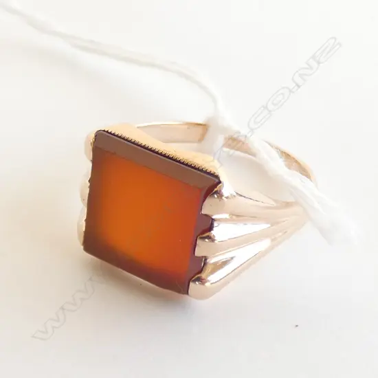 9CT GOLD AND AGATE RING