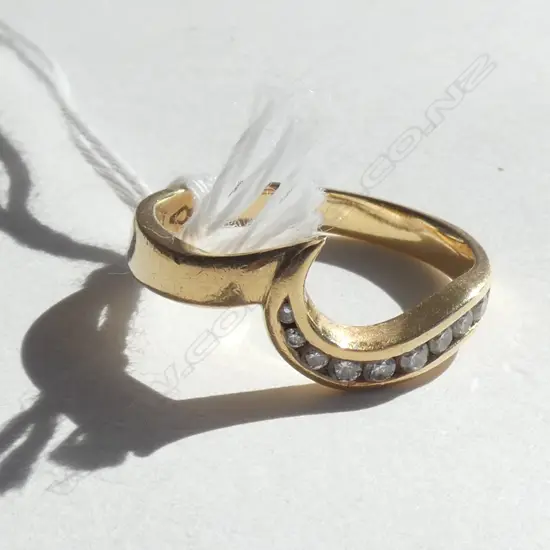 18CT GOLD AND DIAMOND WAVE RING
