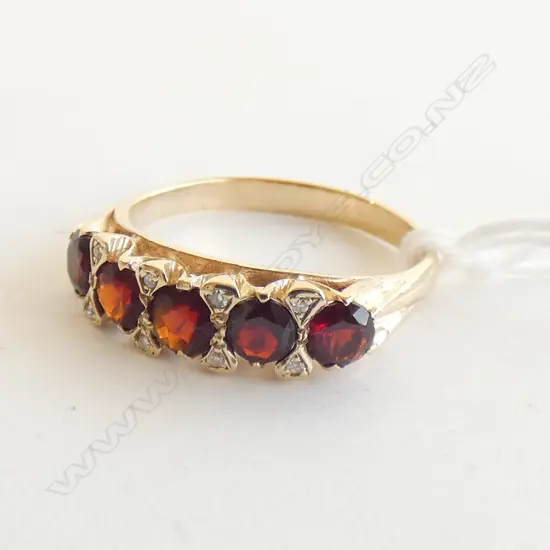 9CT GOLD GARNET & DIAMOND RING