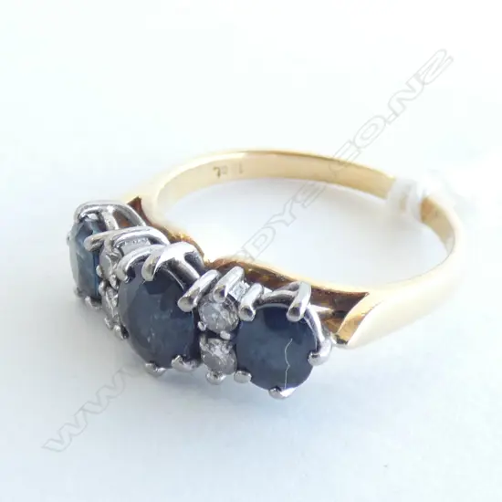 18CT GOLD SAPPHIRE AND DIAMOND RING (VAL. $2,500)