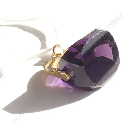 9CT GOLD AND FAUX AMETHYST FOB SPINNER