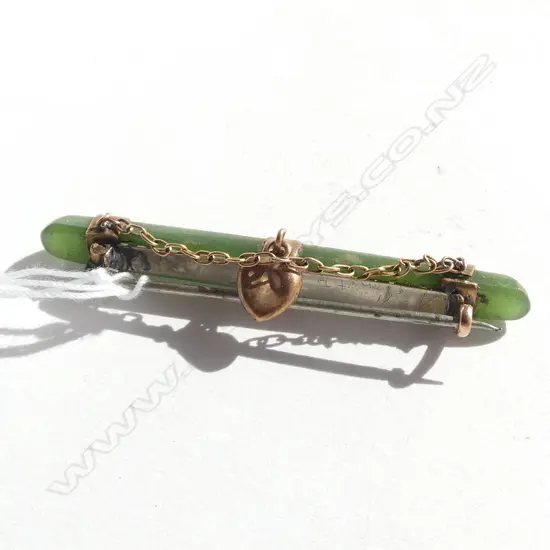 C1900 POUNAMU 9CT BAR BROOCH CHAIN & HEART DROPS