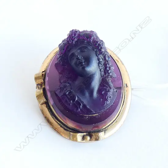(20112) VICTORIAN AMETHYST GLASS & GILT PORTRAIT BROOCH