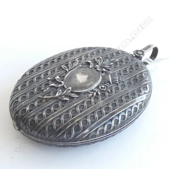VICTORIAN LOCKET PENDANT