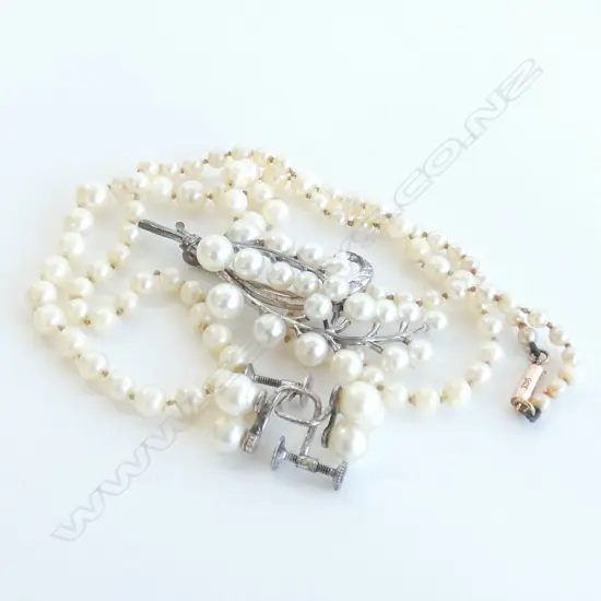 CULTURED PEARL NECKLACE, BROOCH & PR EARRINGS