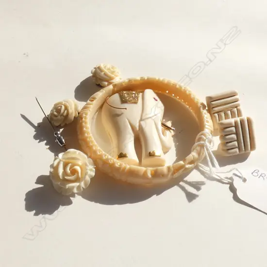 BAG OF IVORY AND BONE JEWELLERY
