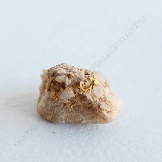 SMALL GOLD QUARTZ NUGGET...
