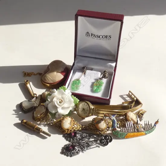 BAG OF ASSORTED JEWELLERY