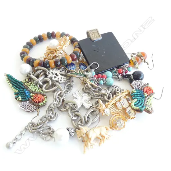 ASSORTED COSTUME BROOCHES AND EARRINGS