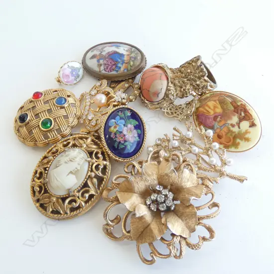 ASSORTED COSTUME BROOCHES
